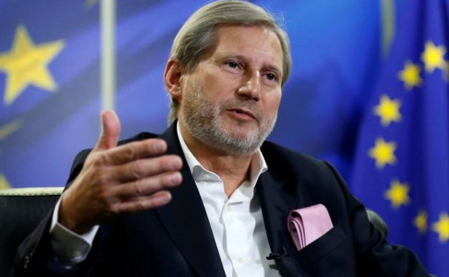 Hahn (Κομισιόν): Η Αθήνα κινδυνεύει να χάσει ευρωπαϊκά κονδύλια 2 δισ. ευρώ λόγω κωλυσιεργίας – Ευθύνες στην προηγούμενη κυβέρνηση