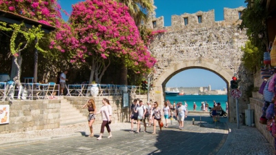 Η Ελλάδα στους top ζεστούς φθινοπωρινούς προορισμούς σε Ευρώπη