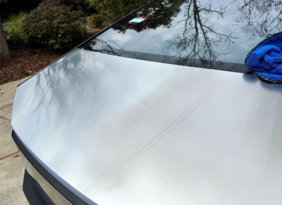 Τα Tesla Cybertruck βγάζουν σκουριά!