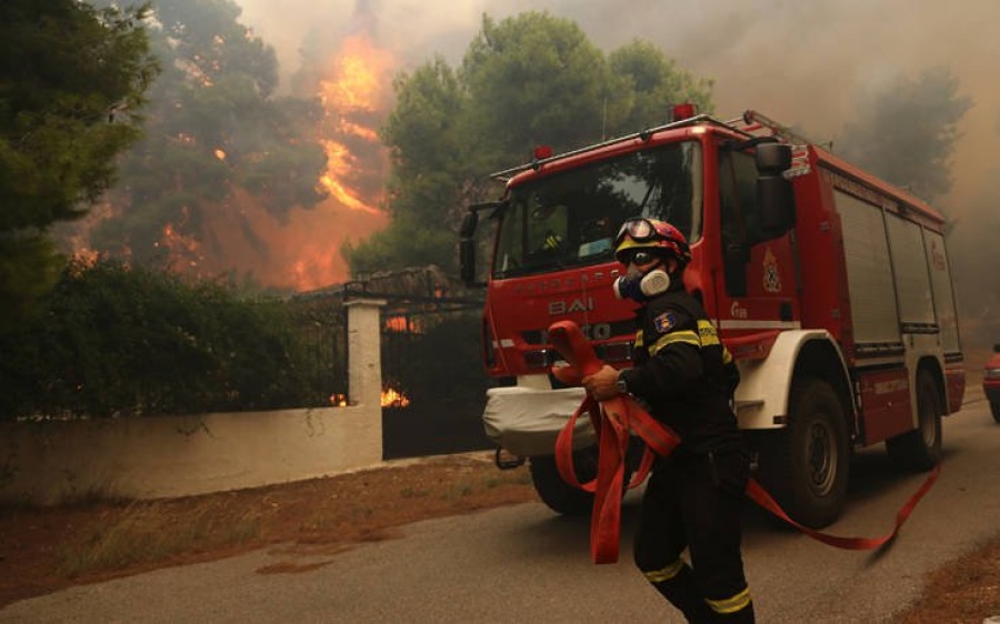 Ανεξέλεγκτη η φωτιά στην Κινέτα, καίγονται σπίτια - Τσίπρας: Με προβληματίζουν τα παράλληλα τρία μέτωπα - Τόσκας: Δεν είναι αθώες αυτές οι πυρκαγιές