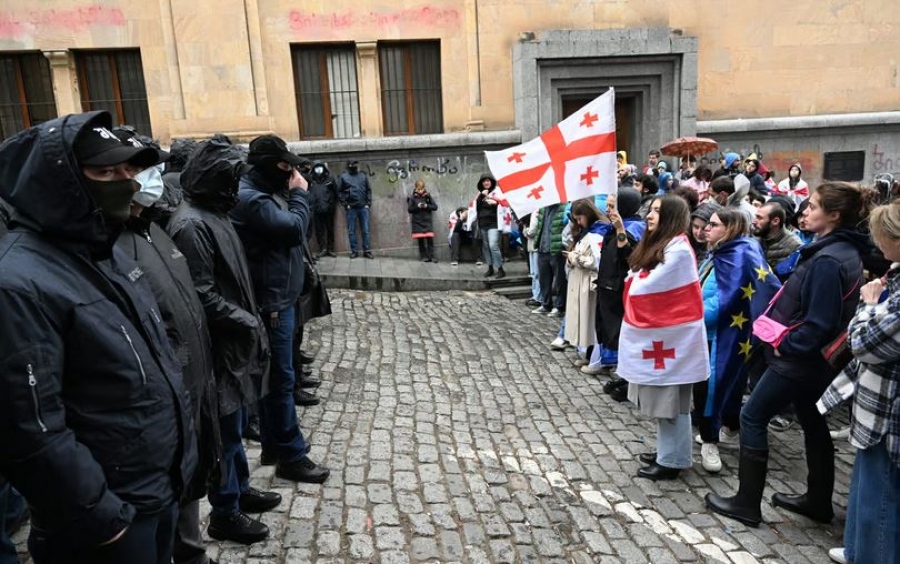 Η Γεωργία εφαρμόζει τον νόμο για τους «ξένους πράκτορες», κόντρα στις απειλές της Δύσης