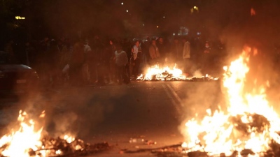 Επεισόδια μεταξύ των Ρομά και αστυνομικών στο Χαλάνδρι - Επιθέσεις με πέτρες και φωτιές στη Μεσογείων