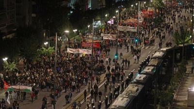 Μαζική πορεία για τα 50 χρόνια από την εξέγερση του Πολυτεχνείου, πάνω από 25 χιλ. άτομα - Επεισόδια σε Θεσσαλονίκη, Πάτρα
