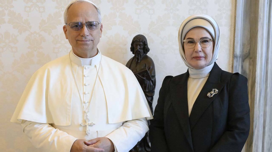 Συνάντηση Emine Erdogan με Πάπα Λέοντα στο Βατικανό - Γάζα και κλιματική αλλαγή στην ατζέντα της… οικουμενικής συνάντησης
