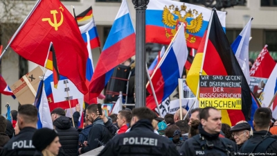 Γερμανία: Μαζικές εκδηλώσεις υπέρ της Ρωσίας στο Βερολίνο υπό την απειλή αστυνομικής καταστολής