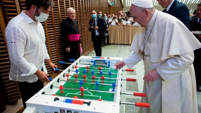 Πάπας Φραγκίσκος: Έπαιξε… ποδοσφαιράκι με έναν πιστό