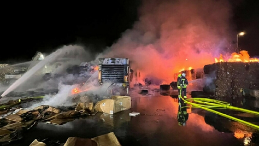 Βερολίνο: Το γερμανικό γίγα - εργοστάσιο της Tesla αρπάζει φωτιά - Μαζικές διαδηλώσεις για διακοπή της παραγωγής