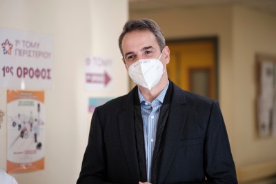 Στο Περιστέρι ο Μητσοτάκης: Με rapid test και εμβόλιο θα αντιμετωπίσουμε την επιδημία