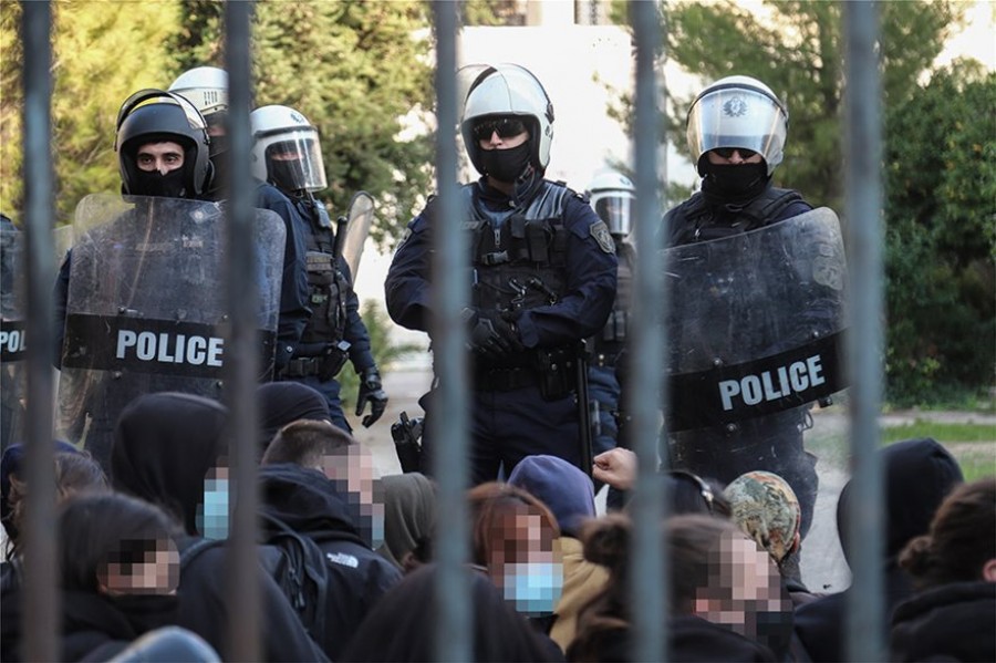Έφοδος των ΜΑΤ στο Πολυτεχνείο και Πανεπιστημιούπολη - Προσαγωγές και συλλήψεις - Χρυσοχοΐδης: Δεν είναι ώρα για παραστάσεις με μικροκομματικά οφέλη