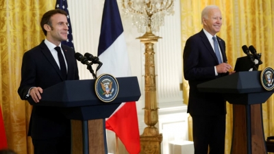 Biden: Θα μιλήσω με Putin, μόνο εάν αναζητεί ένα τέλος στον πόλεμο – Macron: Δεν ζητώ από τους Ουκρανούς να συμβιβαστούν