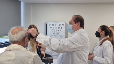 Metropolitan Hospital: Το πρώτο ιδιωτικό θεραπευτήριο, όπου εμφυτεύεται μικροσκοπικό τηλεσκόπιο σε ασθενείς με προχωρημένη εκφύλιση ωχράς κηλίδας