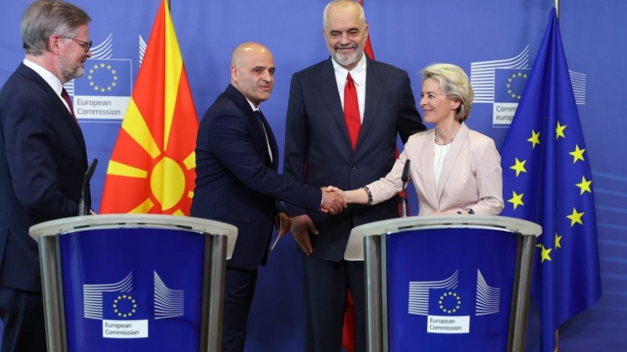 H Κομισιόν εκβιάζει τα Δυτικά Βαλκάνια - «Κόψτε δεσμούς με το MAGA για να μπείτε στην ΕΕ»