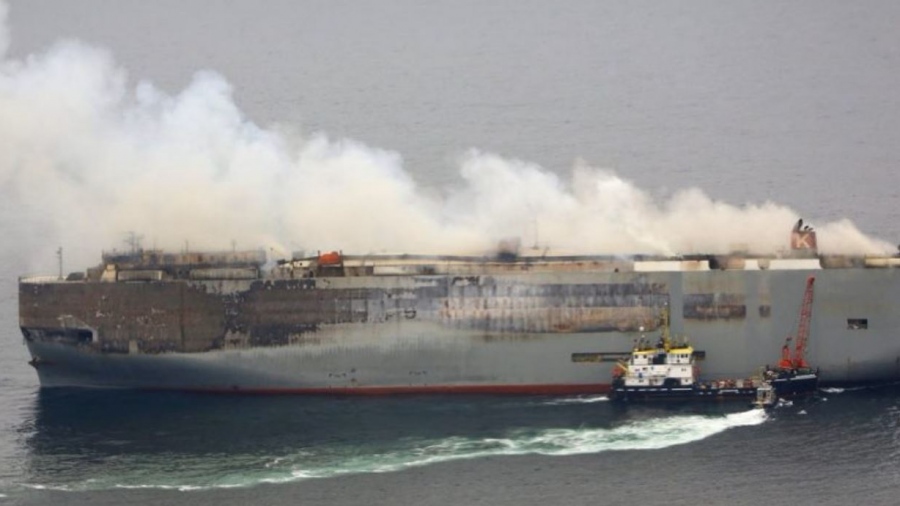 Πύρινη κόλαση σε πλοίο με 3.000 αυτοκίνητα - Ελληνικό εμπορικό έσπευσε για βοήθεια