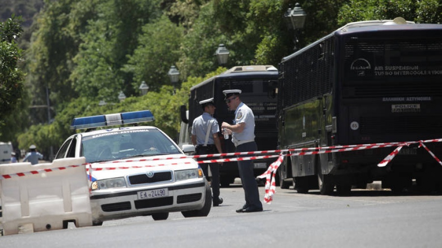 Ένταση στην κηδεία της 13χρονης Ρομά στην Άμφισσα - Σε κατάσταση συναγερμού η Αστυνομία