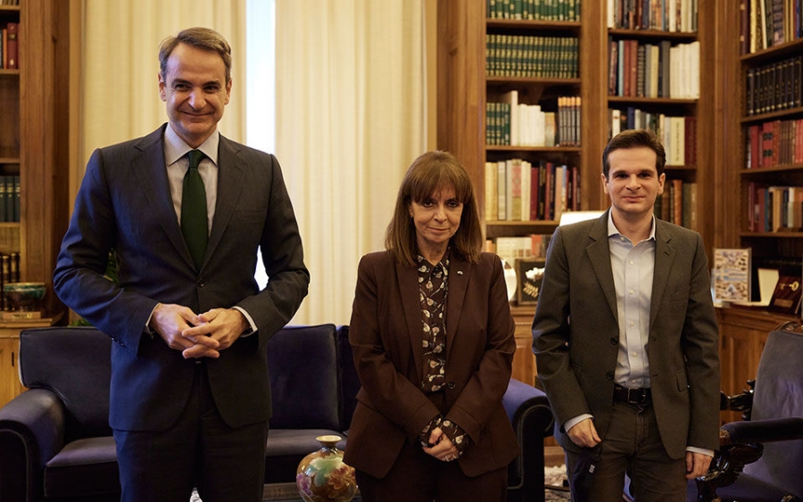 DuoDay: Ποιος είναι o 26χρονος Κωνσταντίνος που συνόδευε σήμερα τον Μητσοτάκη