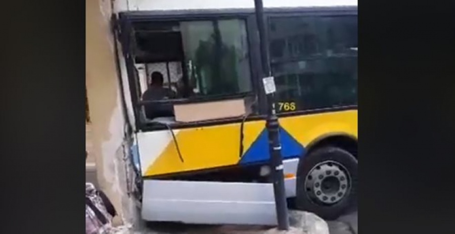 Σύγκρουση δύο λεωφορείων του ΟΑΣΑ με 15 τραυματίες στο Αιγάλεω