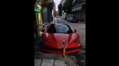 Χαλαρά στη Θεσσαλονίκη... Ferrari SF90 Stradale, αξίας 1 εκατομμυρίου ευρώ σε πεζοδρόμιο της συμπρωτεύουσας