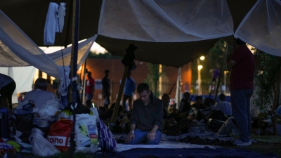 Das Erste: Σκουπίδια, δυσωδία, ύπνος σε πολυαιθυλένιο - Η Ολλανδία δεν μπορεί να διαχειριστεί την εισροή προσφύγων