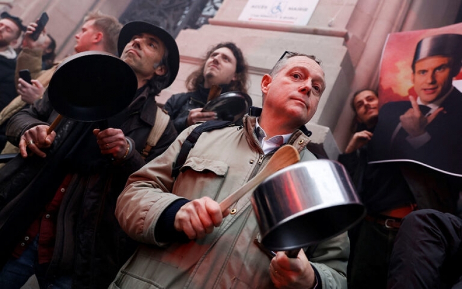 Νέο επεισόδιο υποδοχής του Macron  με κατσαρόλες από διαδηλωτές στην Οστάνδη - Πολλές συλλήψεις