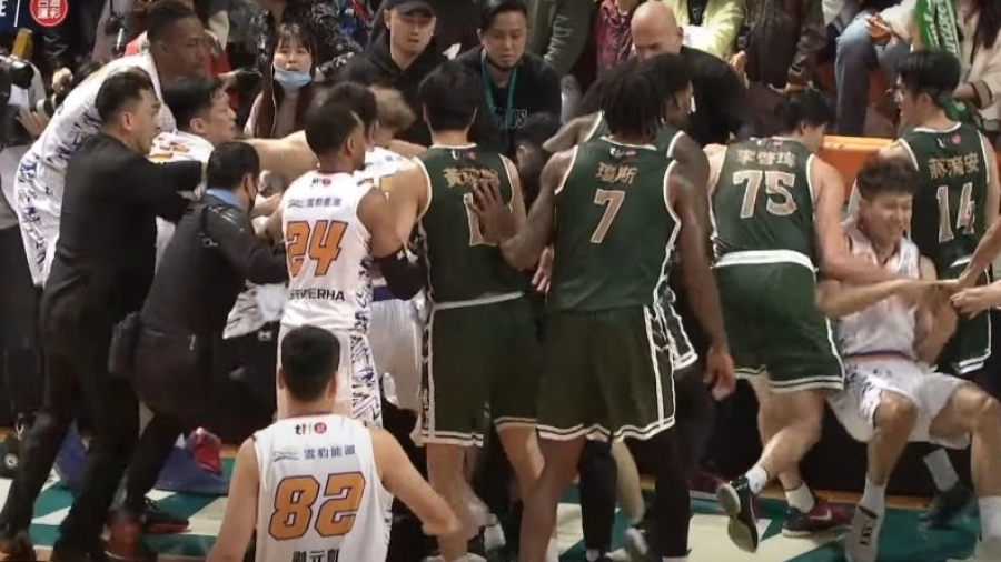 Τρομερό ξύλο στο μπάσκετ και 12 αποβολές στην Ταϊβάν, «μέσα» και ο Ντουάιτ Χάουαρντ! (video)