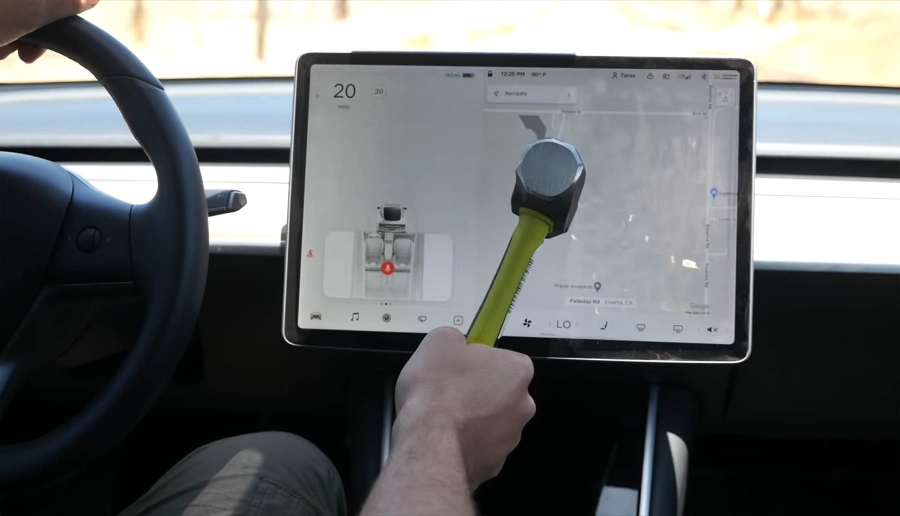 Πόσο μπορεί να αντέξει η οθόνη ενός Tesla Model 3 απέναντι σε μια βαριοπούλα;