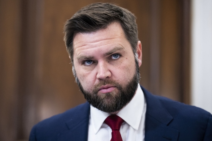 Γερμανία: Ο αντιπρόεδρος των ΗΠΑ σέρβιρε μπίρα σε αμερικανούς στρατιώτες