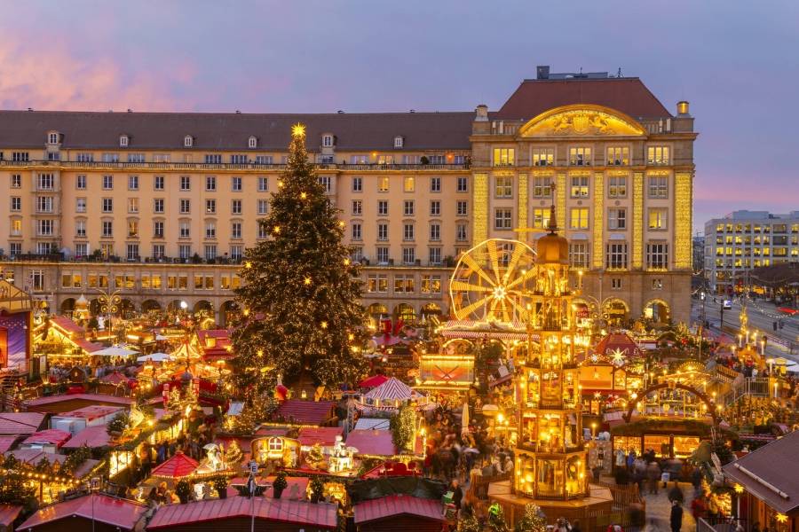 Φώτα, παρά την οικονομία: Πώς προετοιμάζεται η Ευρώπη για τα Χριστούγεννα