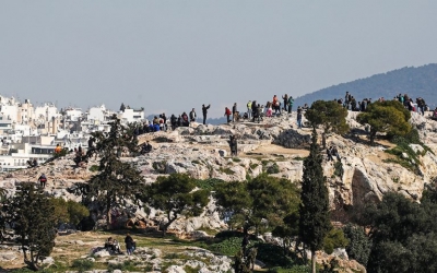 Σοκ στην Ακρόπολη: Τουρίστρια έπεσε από τον λόφο του Αρείου Πάγου – Μεταφέρθηκε στον Ευαγγελισμό σε κωματώδη κατάσταση