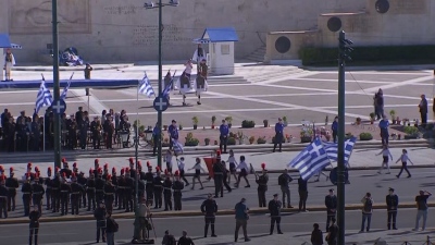 Μαθητική παρέλαση στο Σύνταγμα και...αστυνομικοί της ομάδας Ο.Δ.Ο.Σ  μπροστά από τα ονόματα των θυμάτων Τεμπών