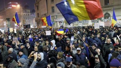 Ρουμανία: Μαζικές διαδηλώσεις σε 70 πόλεις κατά της διαφθοράς της κυβέρνησης