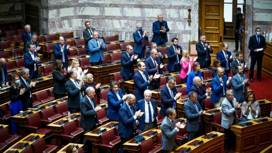 Μετά το φάουλ με το επίδομα επικίνδυνης εργασίας στην Βουλή ο Κακλαμάνης διαμεσολαβητής σε γαλάζιους βουλευτές και Καραμανλή