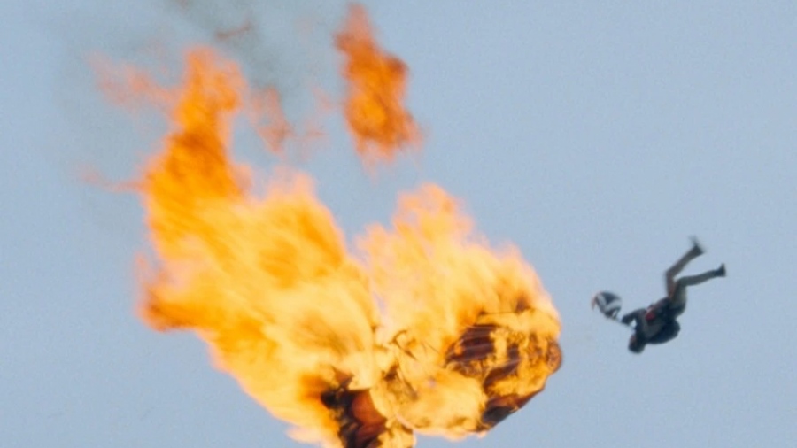 Απίστευτος Tom Cruise μπήκε στο Ρεκόρ Γκίνες - Έπεσε στα... 62 του, με φλεγόμενο αλεξίπτωτο 16 φορές στο νέο «Mission Impossible»