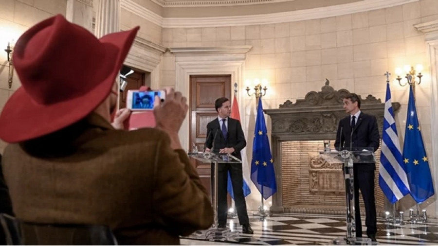 Η Ολλανδή δημοσιογράφος με το κόκκινο καπέλο, «ψηφίζει» ΑΝΤΑΡΣΥΑ - «Ο Μητσοτάκης είναι ρομπότ»