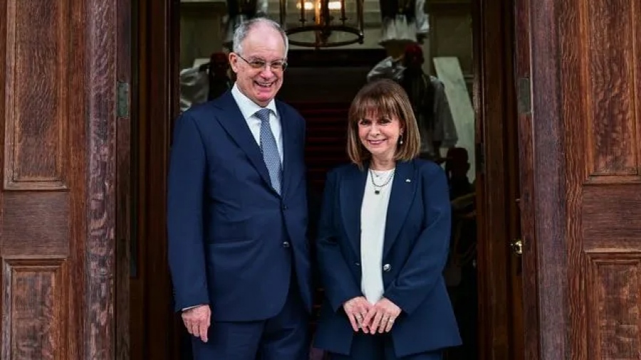 Ο Τασούλας... έπαθε Σακελλαροπούλου και κάρφωσε τον Τσίπρα ως... Ζωή