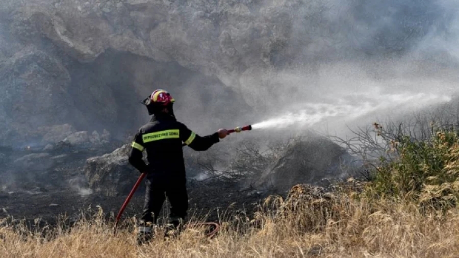Φωτιά στην Κερατέα, κοντά σε οικισμό - Κινητοποίηση επίγειων και εναέριων δυνάμεων της Πυροσβεστικής