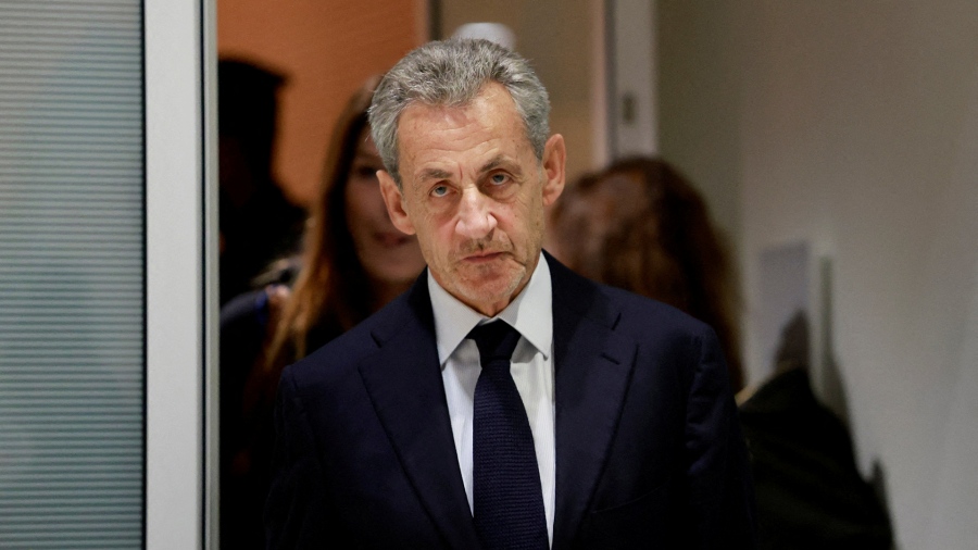 «Καλώς ήρθες, Sarkozy!» - Θερμή υποδοχή στη φυλακή La Santé για τον πρώην πρόεδρο της Γαλλίας - Το τελευταίο φιλί στην Carla Bruni