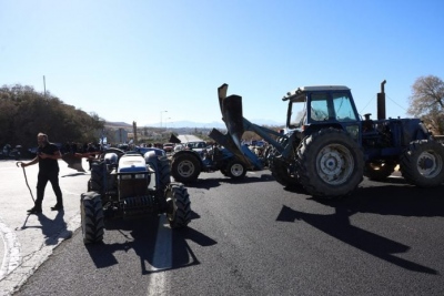 Οργισμένοι στον ΒΟΑΚ - Οι αγρότες μένουν όλη τη νύχτα στο μπλόκο - Επιτρέπεται η διέλευση στους οδηγούς, ξανακλείνει το πρωί