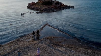 Καβούρι: Με τα πόδια πήγαν βόλτα στο νησάκι οι κάτοικοι λόγω υποχώρησης της στάθμης της θάλασσας (άμπωτη)