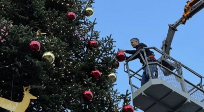 Πάνω σε γερανό ο Κώστας Μπακογιάννης για να βάλει την τελευταία μπάλα στο χριστουγεννιάτικο δέντρο