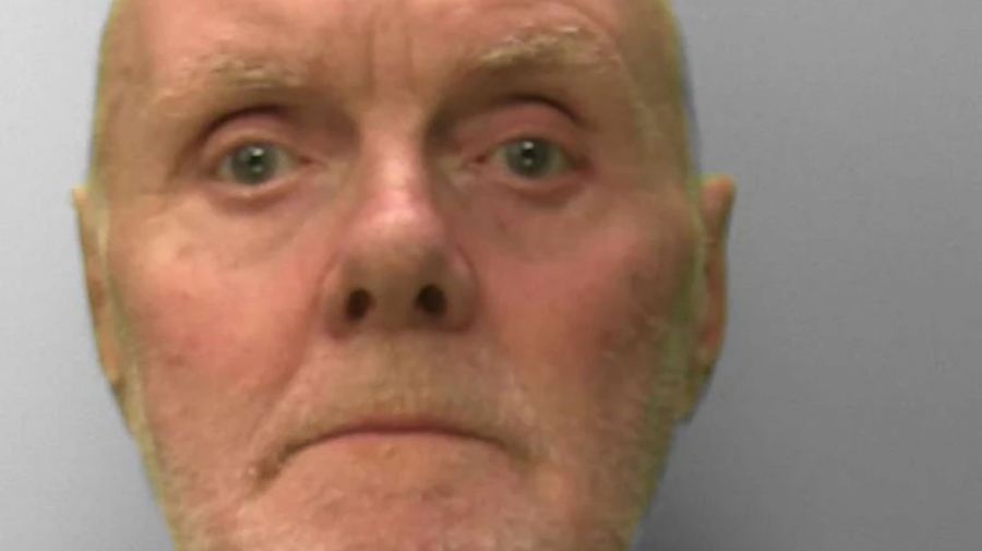 Κωμικοτραγικό: Πήγε να κάνει ληστεία τράπεζας, αλλά ο ταμίας δεν μπορούσε να διαβάσει το ραβασάκι με τα γράμματα του