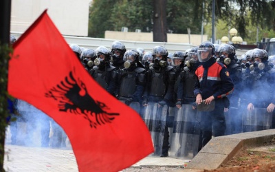 Συγκρούσεις έξω από την αλβανική Βουλή - Πολίτες προσπάθησαν να εισβάλουν στο κτίριο