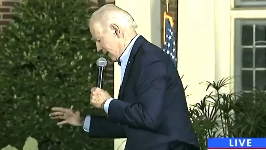 Ο πρόεδρος δεν είναι καλά... Πήγε να πέσει από το βήμα ο Biden λίγο πριν... «πέσουν» οι Δημοκρατικοί στις ενδιάμεσες εκλογές 8/11