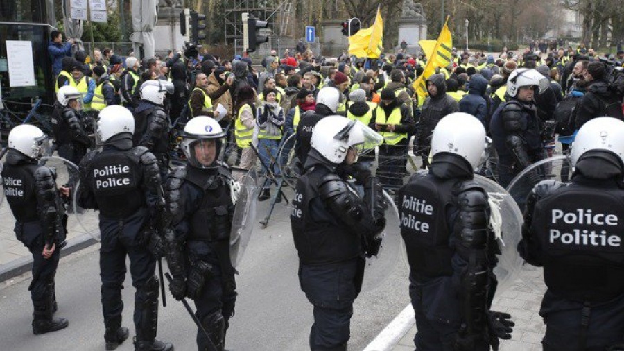 «Κίτρινα γιλέκα» στο Βέλγιο: Πάνω από 400 συλλήψεις – Ένας αστυνομικός τραυματίας