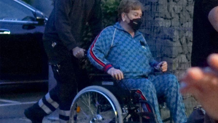 Σε αναπηρικό αμαξίδιο ο Elton Jones