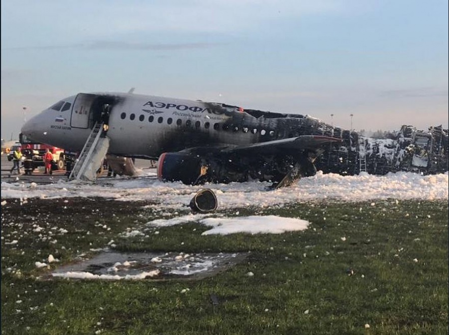 Ρωσία: Στους 41 οι νεκροί από το φλεγόμενο αεροσκάφος στη Μόσχα – Χτυπήθηκε από κεραυνό λένε οι επιβάτες