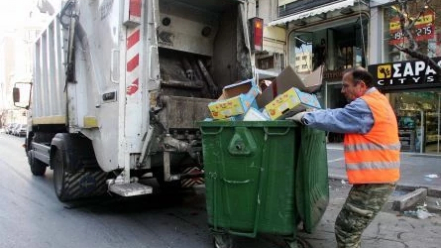 Πανικός στην Λήμνο: Πέταξε κατά λάθος στα σκουπίδια σακούλες με 100.000 ευρώ!