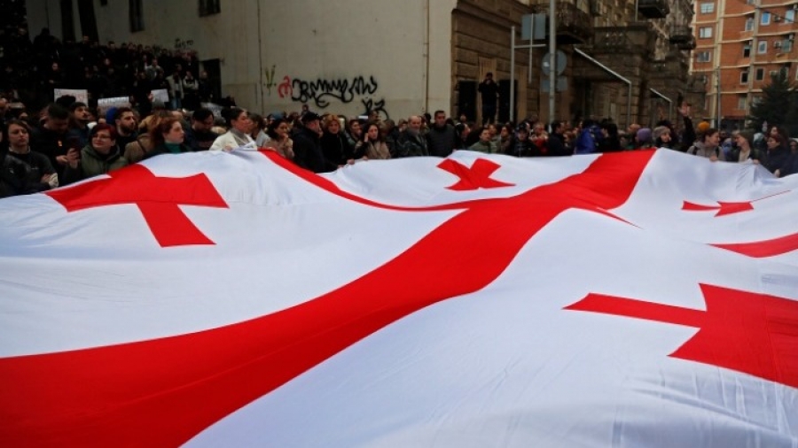 Γεωργία: Χιλιάδες διαδηλωτές πραγματοποιούν πορεία διαμαρτυρίας στο Τμπιλίσι μετά τις βίαιες συγκρούσεις με την αστυνομία