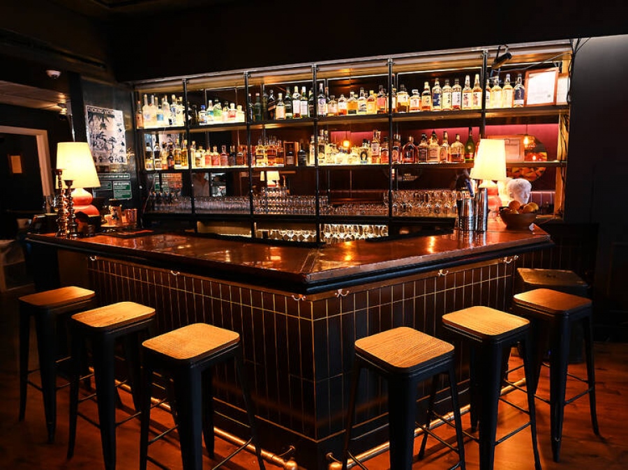 Συνέβη και αυτό – Σε γνωστό bar του Κολωνακίου έβγαζαν λιπόθυμες τις κοπέλες από ναρκωτικά σε πάρτι τράπερ