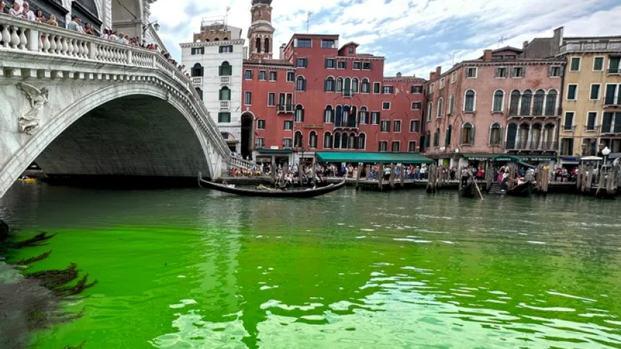 Ξαφνικά έγιναν πράσινα τα νερά του Μεγάλου Καναλιού της Βενετίας - Έκτακτες συσκέψεις δημοτικών και διωκτικών αρχών