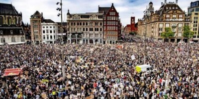 Άμστερνταμ (Ολλανδία): «Δεν μπορώ να αναπνεύσω», φώναζαν 10.000 διαδηλωτές οργισμένοι για τον θάνατο του G.Floyd